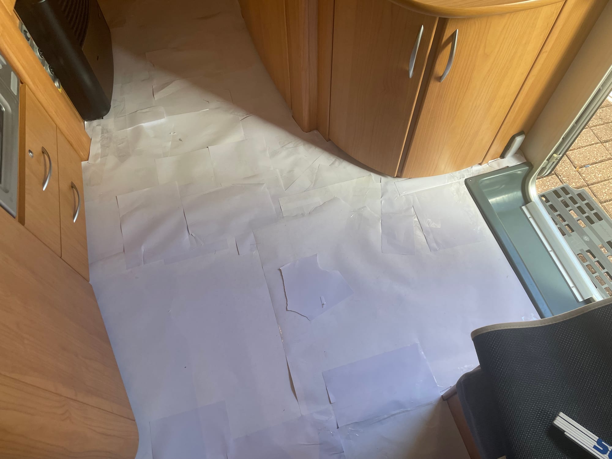 DIY-Teppich im Wohnwagen verlegen: Flauschig warm und rutschfest