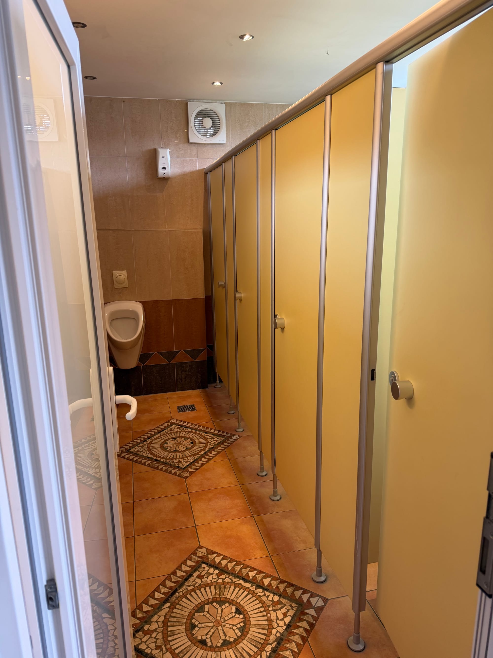 Camping direkt am Rhein: Unser Check vom Wellness-Rheinpark-Camping Bad Hönningen