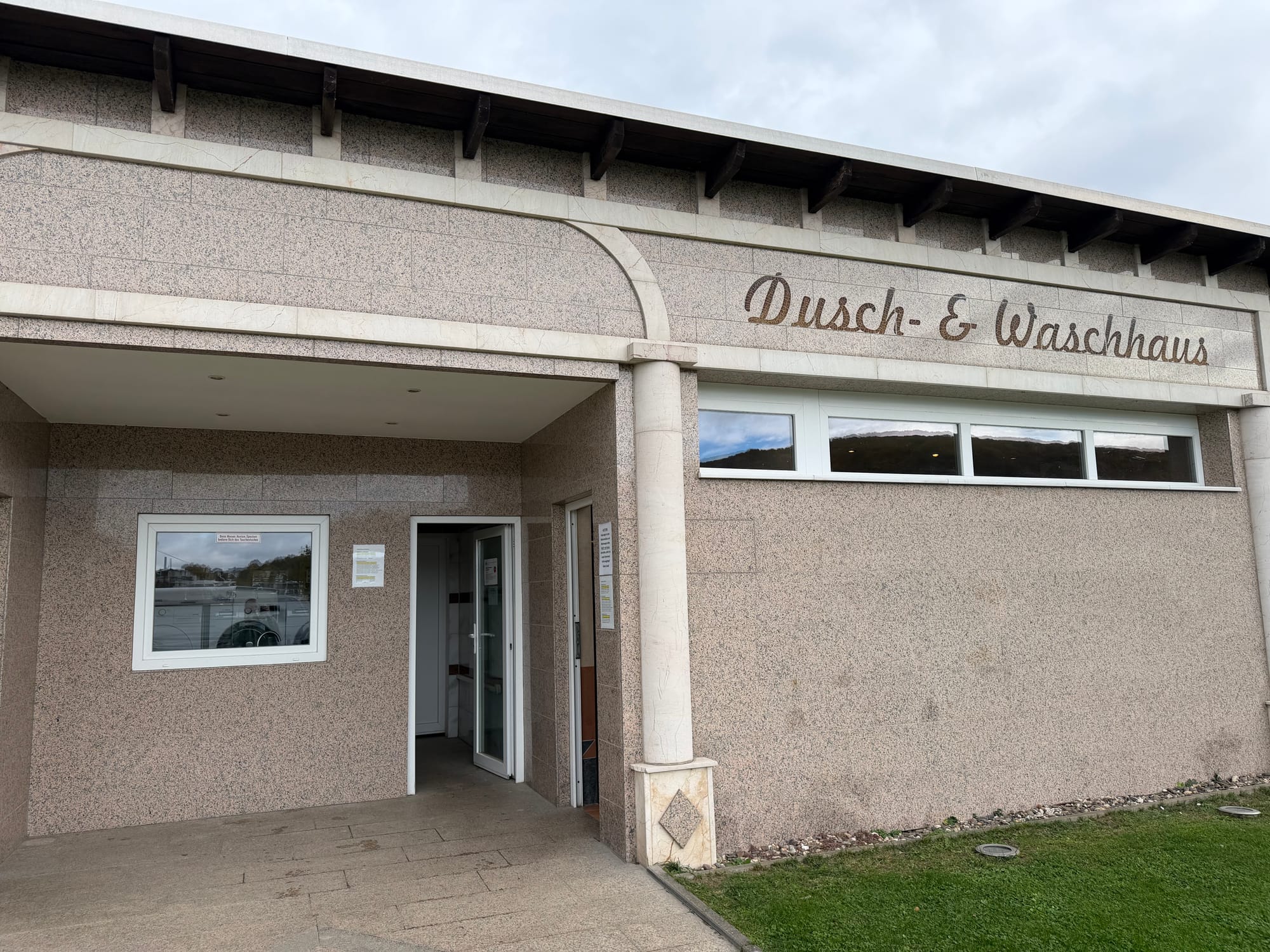 Camping direkt am Rhein: Unser Check vom Wellness-Rheinpark-Camping Bad Hönningen