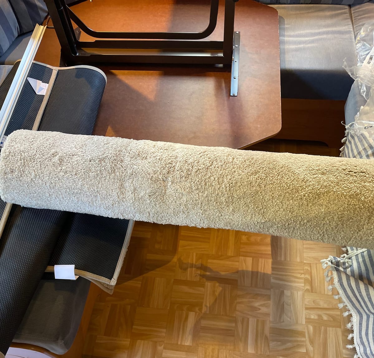 DIY-Teppich im Wohnwagen verlegen: Flauschig warm und rutschfest